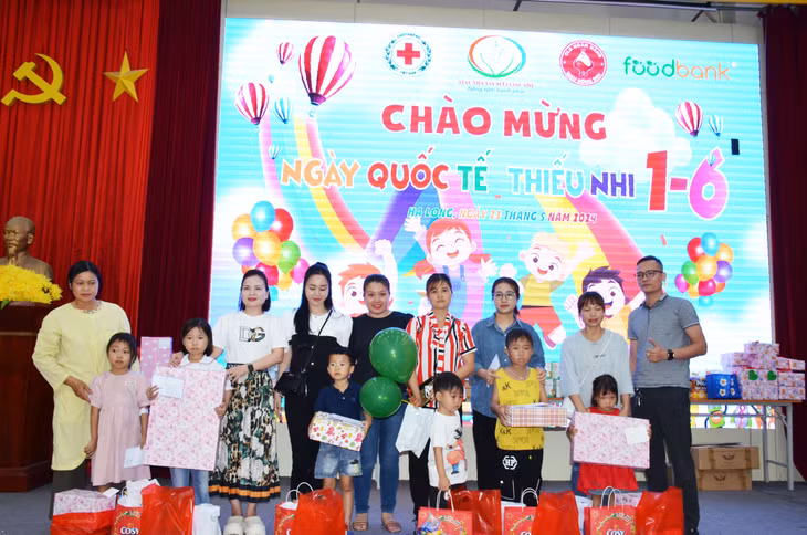Mạnh thường quân trao quà cho các bệnh nhi trong chương trình vui tết thiếu nhi tại bệnh viện sản nhi, tháng 5/2024.