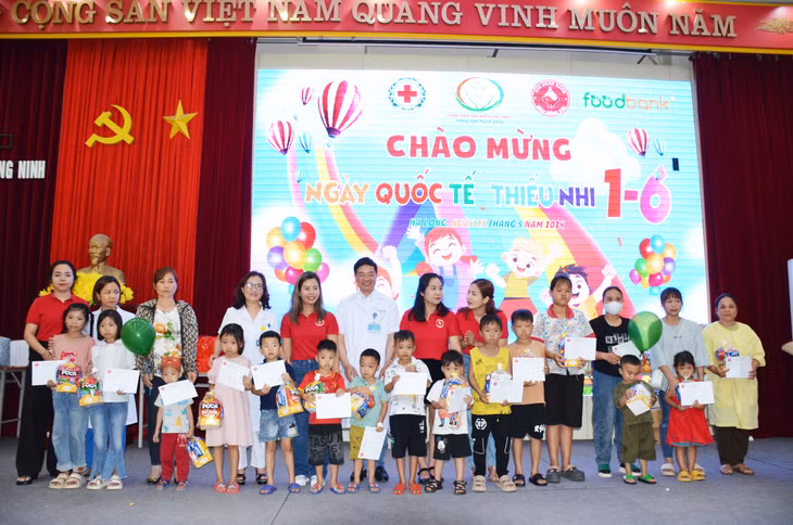 Trao quà cho các bệnh nhi có hoàn cảnh khó khăn tại chương trình Vui tết thiếu nhi 1.6 tại Bệnh viện Sản nhi Quảng Ninh, tháng 5/2024