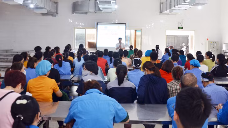 Quang cảnh tại hội nghị tuyên truyền, đối thoại chính sách pháp luật BHXH, BHYT, BHTN tại KCN Cái Lân (TP Hạ Long) do BHXH tỉnh phối hợp cùng LĐLĐ tỉnh tổ chức vào tháng 4/2024. Ảnh: Dương Trường
