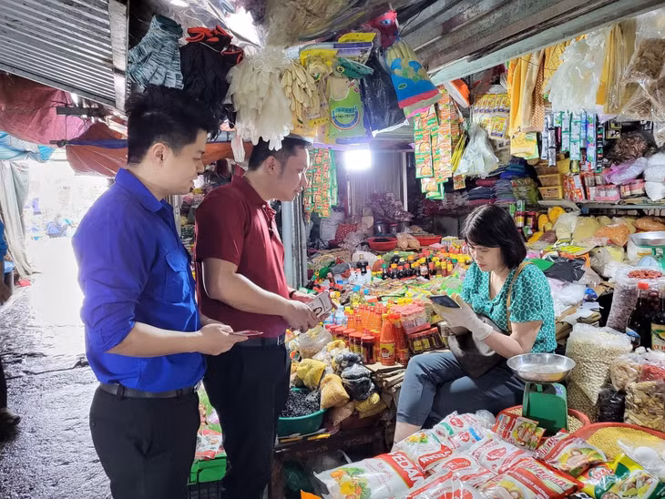ĐVTN thị trấn Đầm Hà tuyên tuyền thanh toán không dùng tiền mặt tại chợ Trung tâm huyện.
