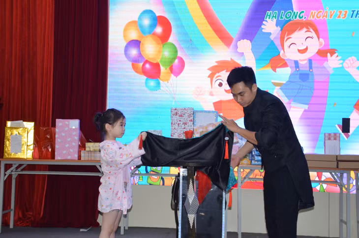 Ảo thuật gia giao lưu cùng bệnh nhi trong chương trình Vui Tết thiếu nhi 1.6 tại bệnh viện sản nhi Quảng Ninh, tháng 5/2024.
