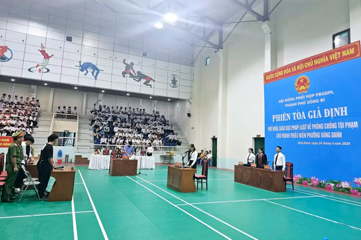 Hội đồng phối hợp PBGDPL TP Uông Bí tổ chức Phiên tòa giả định phổ biến, giáo dục pháp luật về phòng chống tội phạm cho gần 1.000 thanh thiếu niên phường Vàng Danh, tháng 4/2024. Ảnh: Phòng Tư pháp thành phố cung cấp