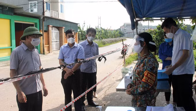 Ông Lê Ánh Dương, Chủ tịch Bắc Giang, kiểm tra chốt chống dịch tại xã Việt Lập. Ảnh: Báo Bắc Giang