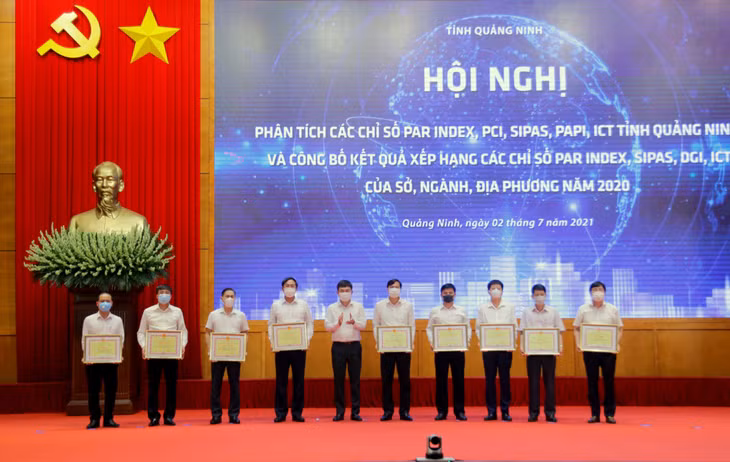 Đồng chí Ngô Hoàng Ngân, Phó Bí thư Thường trực Tỉnh ủy, trao Bằng khen cho các tập thể, cá nhân có thành tích xuất sắc trong công tác tham mưu cải thiện môi trường đầu tư kinh doanh, nâng cao năng lực cạnh tranh của tỉnh năm 2020.