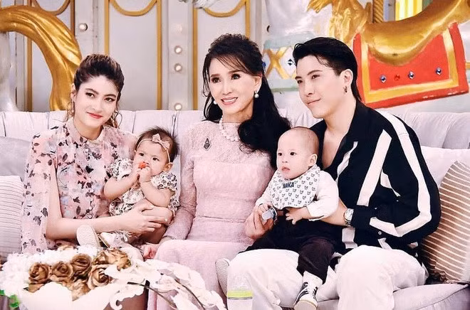 Cựu hoa hậu Apasra Hongsakula hạnh phúc bên con cháu.