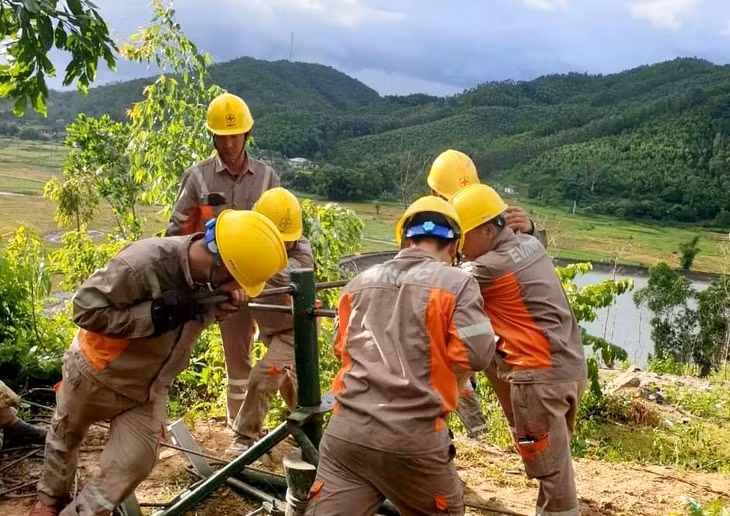 Công nhân Điện lực Vân Đồn sửa chữa sự cố điện tại xã Bản Sen, huyện Vân Đồn, tháng 6/2021.