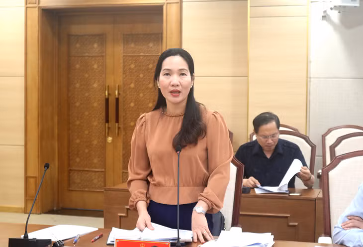 Đồng chí Nguyễn Thị Hạnh, Phó Chủ tịch UBND tỉnh, phát biểu ý kiến tại cuộc họp.