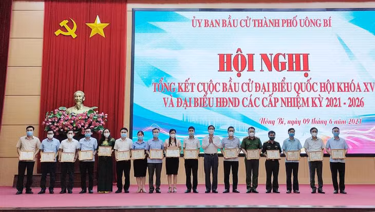 Chủ tịch UBND thành phố khen thưởng 33 tập thể, 52 cá nhân có thành tích xuất sắc trong tổ chức bầu cử ĐBQH khóa XV và đại biểu HĐND các cấp nhiệm kỳ 2021-2026. Ảnh: Hồng Hoàn