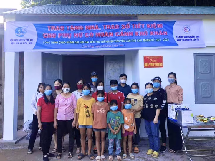 Hội LHPN huyện, Câu Lạc bộ thiện nguyện Quảng Ninh và Nhóm Thiện nguyện Tiên Yên chụp ảnh với gia đình bà Đặng Hồng Minh trong lễ trao tặng nhà.