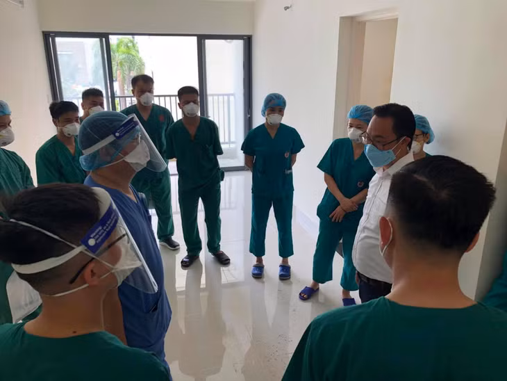 Các thành viên trong đoàn thầy thuốc tình nguyện Quảng Ninh tìm hiểu về thực tế nơi điều trị bệnh nhân mắc Covid-19 tại Bệnh viện dã chiến số 6.