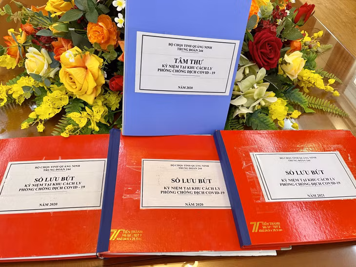 Trước khi rời khu cách ly, các công dân để lại những dòng lưu bút động viên tinh thần cán bộ, chiến sĩ Trung đoàn 244.
