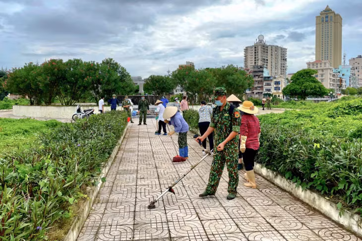 Đông đảo ĐVTN, cán bộ, nhân dân phường Ka Long cùng tham gia hoạt động VSMT khu vực Cột mốc 1368 (3).