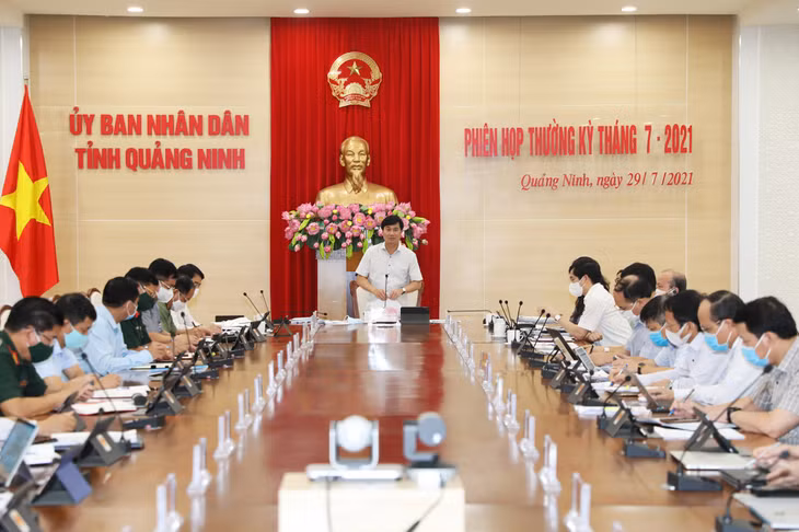 Đồng chí Nguyễn Tường Văn, Phó Bí thư Tỉnh ủy, Chủ tịch UBND tỉnh chủ trì cuộc họp.