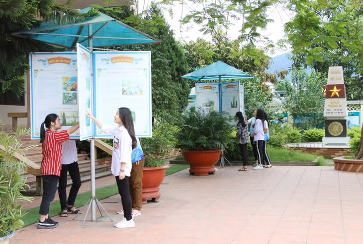 Trường THCS thị trấn Bình Liêu (huyện Bình Liêu) xây dựng các mô hình, bảng thông tin giới thiệu các sự kiện lịch sử của đất nước, bố trí tại sân trường để học sinh tiện theo dõi, tìm đọc. Ảnh chụp năm 2020.