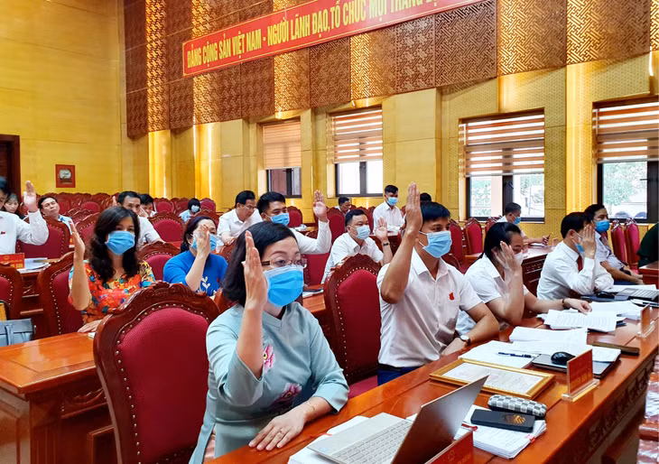 Các đại biểu HĐND huyện biểu quyết thông qua các Nghị quyết tại kỳ họp.
