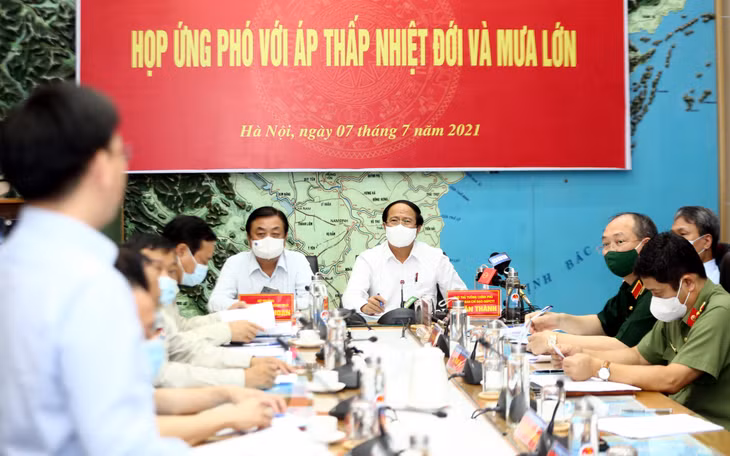 Phó Thủ tướng Lê Văn Thành nghe lãnh đạo Trung tâm Dự báo khí tượng thủy văn Quốc gia báo cáo diễn biến ATNĐ - Ảnh: VGP/Đức Tuân Phó Thủ tướng Lê Văn Thành nghe lãnh đạo Trung tâm Dự báo khí tượng thủy văn Quốc gia báo cáo diễn biến ATNĐ - Ảnh: VGP/Đức Tuân