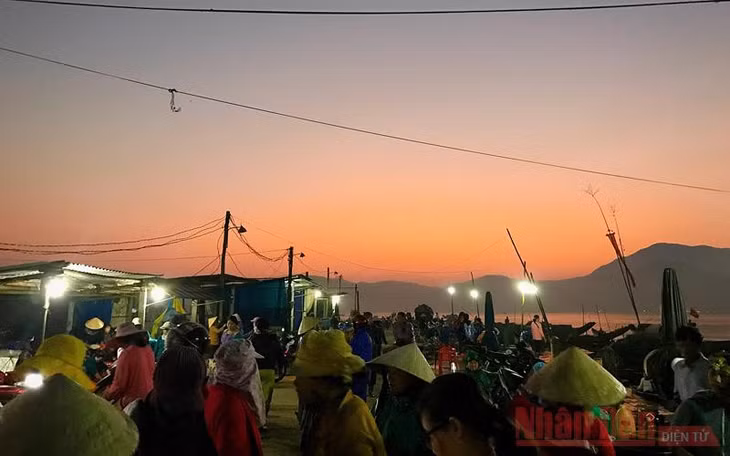 Có một cái chợ con ngay bên bờ, họp từ quá nửa đêm. Ngư dân và tiểu thương tụ họp về đây để mua bán những mẻ cá, tôm tươi ngon vừa được khai thác từ đầm. Ngoài khu thủy sản, chợ còn có những dãy hàng ăn chẳng thiếu thứ gì, nào bún, phở, bánh canh, hủ tiếu…