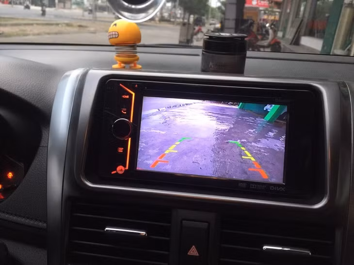 Việc trang bị camera lùi là rất cần thiết, giúp lái xe có thể lùi hoặc đỗ xe một cách dễ dàng, thuận tiện