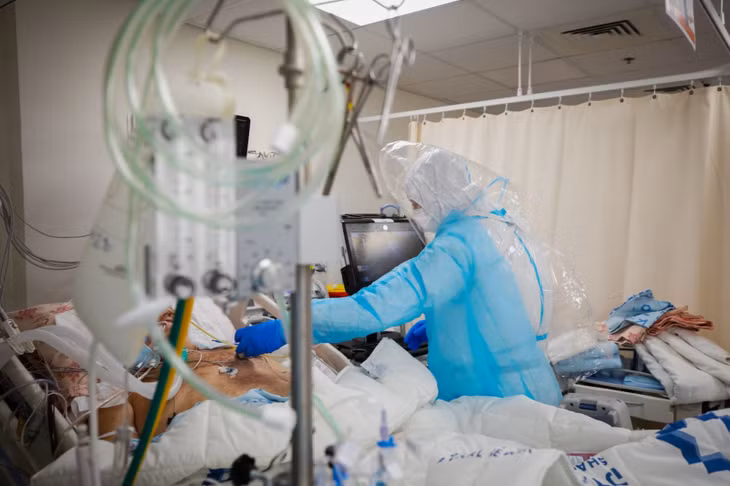Điều trị bệnh nhân nhiễm COVID-19 tại một bệnh viện ở Jerusalem. Ảnh: Reuters