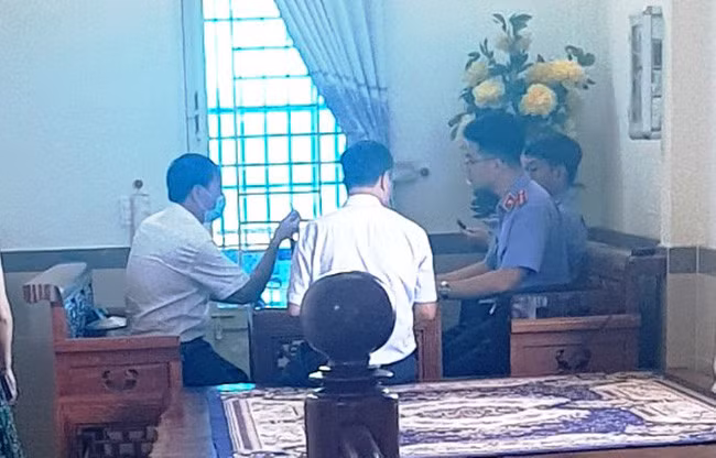 Cơ quan điều tra Viện KSND Tối cao làm việc với những người tố cáo ông Đức nhận tiền "chạy án". Ảnh: Báo Người Lao Động.