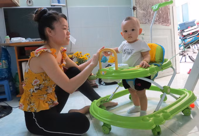 Chị Vi Thị Trang và con gái ở phòng trọ những ngày thành phố giãn cách. Ảnh: Lê Tuyết.