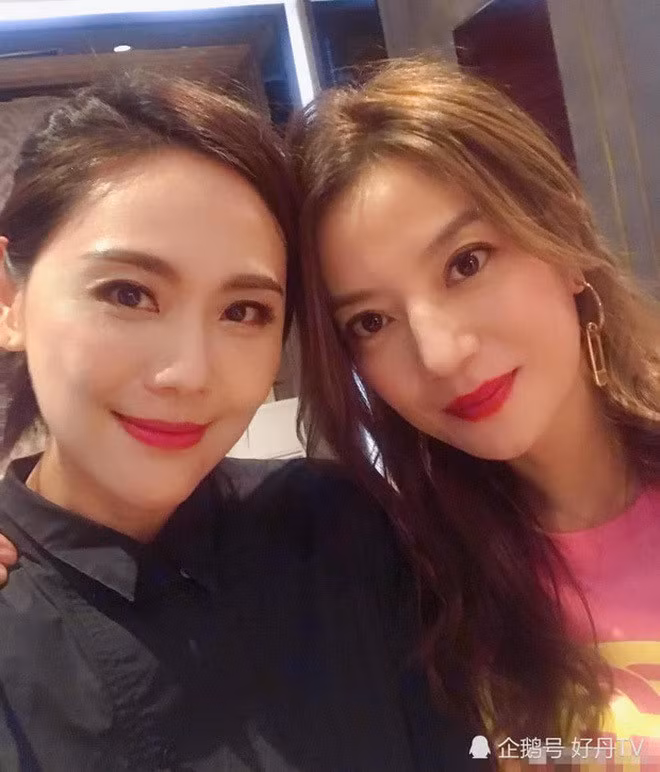 Trần Oánh tái hợp Triệu Vy trong một sự kiện vào năm 2019.