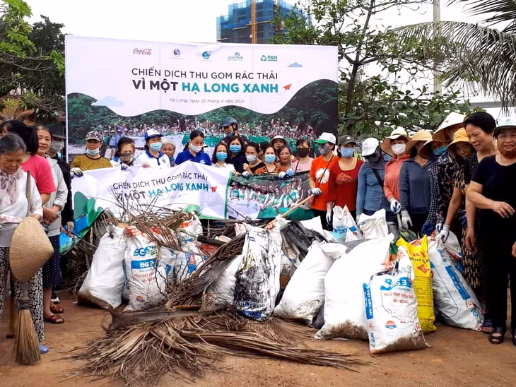 Các cấp hội phụ nữ TP Hạ Long triển khai hiệu quả Chiến dịch thu gom rác thải "Vì một Hạ Long xanh".