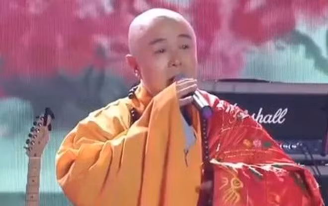 Ngôi sao 62 tuổi vẫn đi hát tại các sự kiện nhỏ lẻ, không tên tuổi nhờ ánh hào quang của vai diễn cũ.