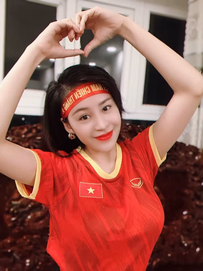 Mới đây nhất, "Bà Tưng" Huyền Anh đăng tải bức ảnh thu hút sự quan tâm của dân mạng. Trong hình, người đẹp gốc Nghệ An mặc chiếc áo mang đậm chất màu cờ sắc áo của dân tộc, đầu đeo băng rôn cổ vũ "Việt Nam chiến thắng" (Ảnh: FBNV).