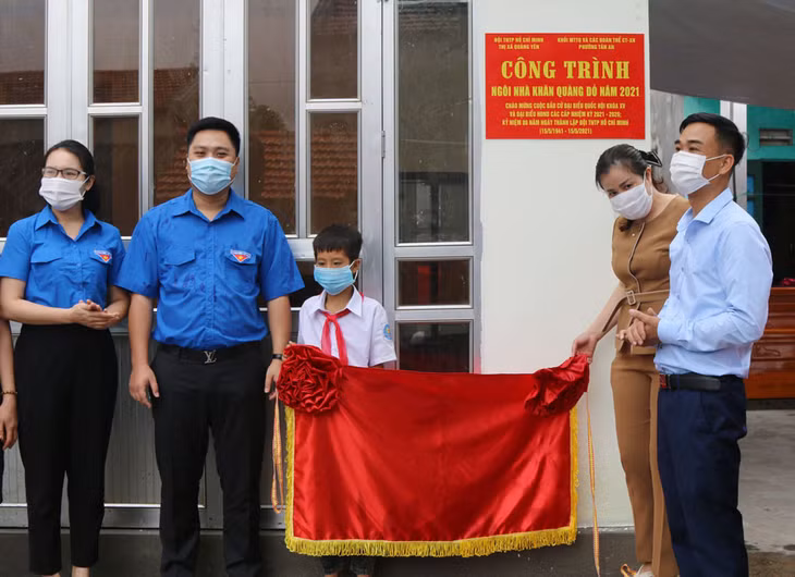 Lễ khánh thành và bàn giao "Ngôi nhà Khăn quàng đỏ" cho em Đỗ Văn Sang, phường Tân An (TX Quảng Yên).