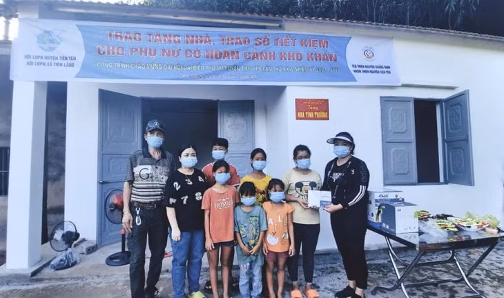 Câu Lạc bộ thiện nguyện Quảng Ninh và Nhóm thiện nguyện Tiên Yên tặng sổ tiết kiệm trị giá 20 triệu đồng cho gia đình bà Minh