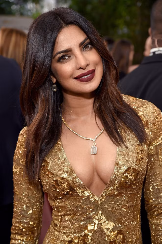 Priyanka Chopra, Hoa hậu Thế giới năm 2000 là người đẹp châu Á có lượng fans "khủng" nhất trên Instagram hiện nay. Trang cá nhân của Hoa hậu có gần 66 triệu lượt theo dõi. Priyanka Chopra là "sao" châu Á đông fans nhất thế giới và cô đứng thứ 43 trong danh sách những ngôi sao có nhiều lượt theo dõi nhất trên mạng xã hội Instagram.