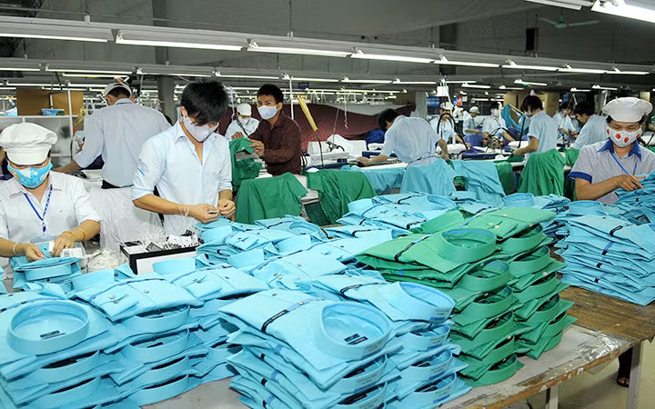 Kiểm đếm và đóng gói áo sơ-mi xuất khẩu tại Tổng công ty May 10. Ảnh: ĐĂNG KHOA