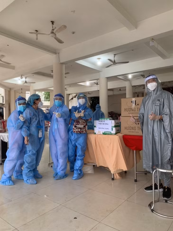 Vợ chồng Việt Hương đáp trả khi bị nói 'làm từ thiện việc gì phải khoe' ảnh 3 Vợ chồng Việt Hương đáp trả khi bị nói 'làm từ thiện việc gì phải khoe' ảnh 3