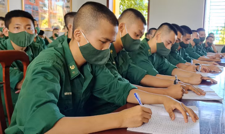  Các chiến sĩ mới của Tiểu đoàn Huấn luyện - Cơ động tham gia sinh hoạt chính trị tư tưởng do Đảng ủy BĐBP tỉnh tổ chức.