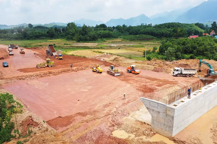 Tại cao tốc Vân Đồn - Móng Cái, các nhà thầu đang huy động nhân lực và phương tiện, thiết bị, máy móc nhiều hơn 1,5 lần so với dự thầu ban đầu.