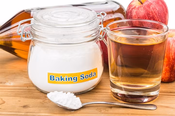 Baking soda và giấm.