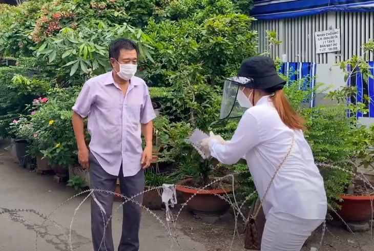 Cát Tường rủ Tiết Cương đi trao quà cho người dân khu phong toả ảnh 3 Cát Tường rủ Tiết Cương đi trao quà cho người dân khu phong toả ảnh 3