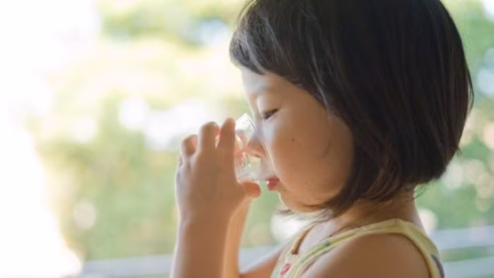 Khi trẻ bị tiêu chảy, nên khuyến khích trẻ uống đủ dung dịch bù điện giải.