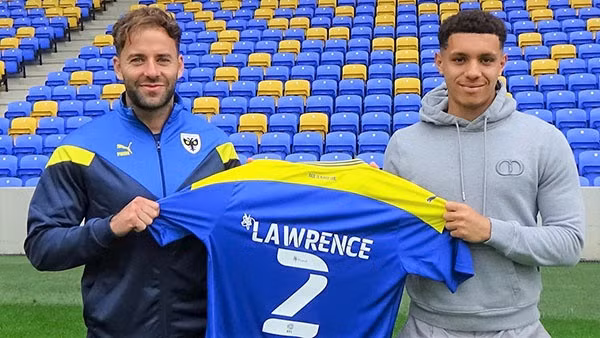 Lawrence (phải) gia nhập AFC Wimbledon theo dạng cho mượn trong năm 2021/22.