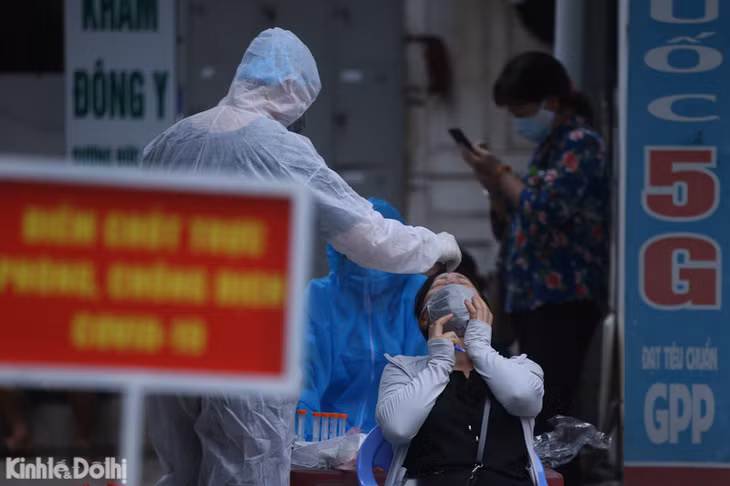 Lấy mẫu xét nghiệm cho người dân liên quan đến nhà thuốc Đức Tâm. Ảnh: Ngọc Tú
