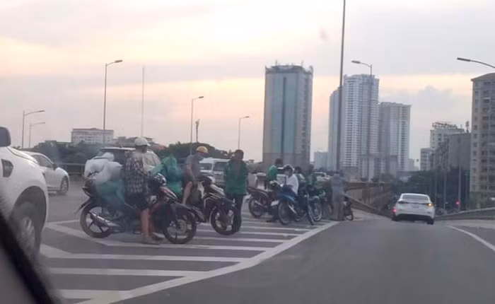 Bến cóc tự phát trên cao tốc, hiểm nguy rình rập 1