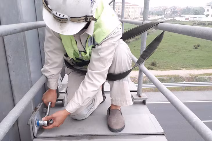 Hệ thống cầu trên tuyến được Công ty CP Phát triển Xây dựng 909 thường xuyên bố trí nhân lực kiểm tra.