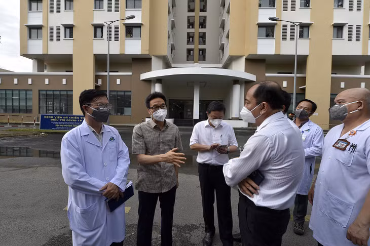 Phó Thủ tướng Vũ Đức Đam kiểm tra BV Dã chiến thu dung điều trị COVID-19 số 2 và trao đổi với lãnh đạo phụ trách BV. Ảnh: VGP/Đình Nam Phó Thủ tướng Vũ Đức Đam kiểm tra BV Dã chiến thu dung điều trị COVID-19 số 2 và trao đổi với lãnh đạo phụ trách BV. Ảnh: VGP/Đình Nam