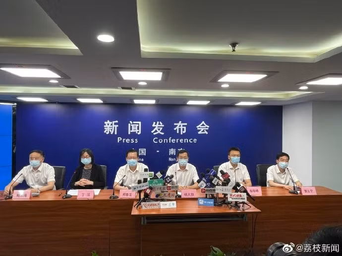 Quan chức CDC Nam Kinh trong cuộc họp công bố nguồn bùng phát dịch COVID-19 ở thành phố này hôm nay 30/7. (Ảnh: Sohu)