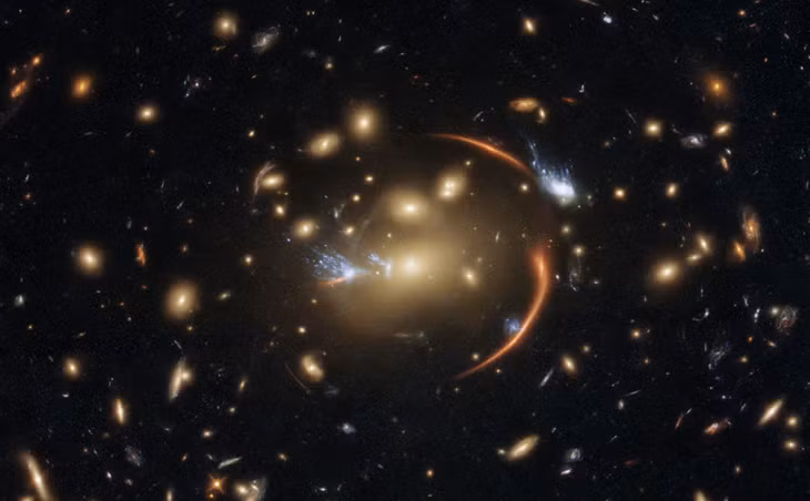 Kính viễn vọng không gian Hubble ghi nhận được hình ảnh một thiên hà thông qua thấu kính hấp dẫn