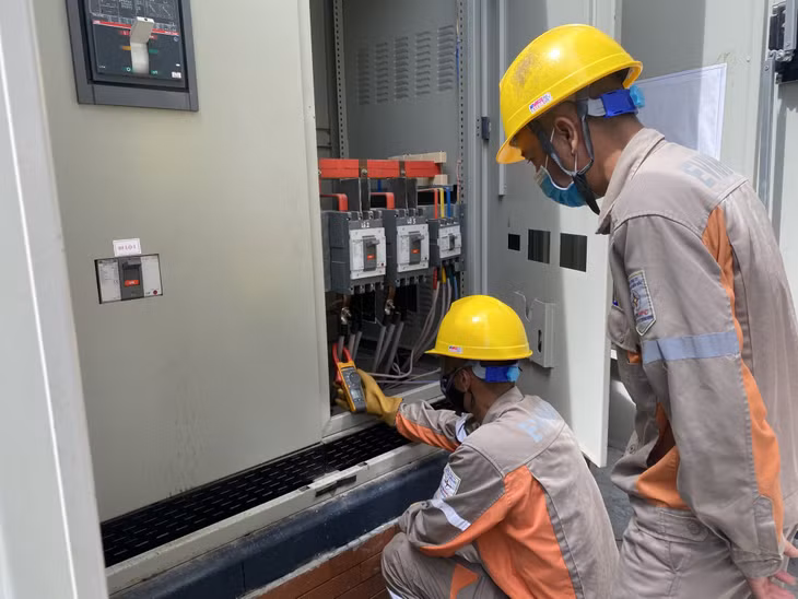 Công nhân Điện lực TP Hạ Long kiểm tra trạm biến áp cấp điện cho Sở GD&amp;ĐT tỉnh.