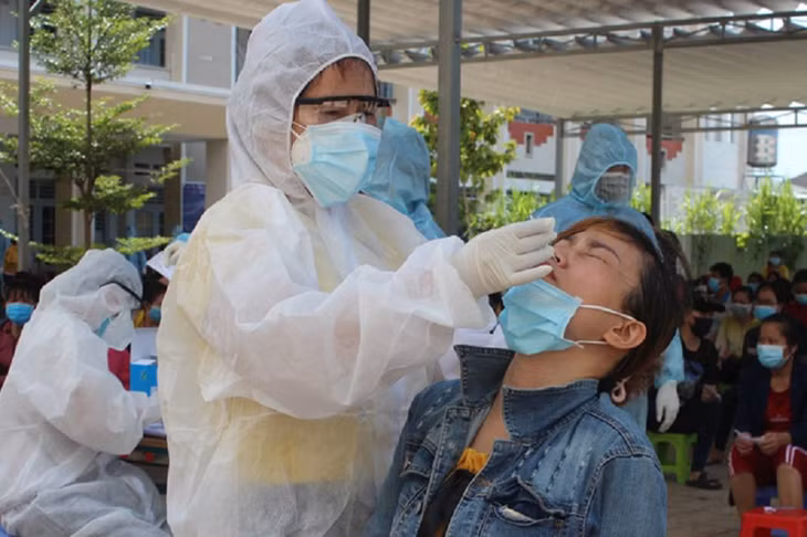 Nhân viên Y tế lấy mẫu xét nghiệm cho người dân ở TP Biên Hòa. Ảnh: CDC ĐỒNG NAI.