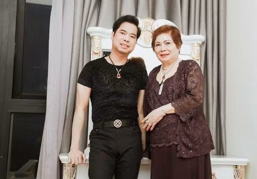 Ngọc Sơn dành tình cảm đặc biệt cho mẹ. Nam ca sĩ từng khẳng định, chỉ cần mẹ khỏe dù phải bán cả gia tài, bỏ hết sự nghiệp anh cũng sẵn lòng. Ca sĩ Ngọc Sơn lần đầu chia sẻ sau khi mẹ qua đời, nhắc nhớ kỉ niệm cuối cùng ảnh 2