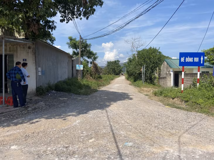 Để về đích xã NTM kiểu mẫu trong năm 2021, tuyến đường liên thôn này là một trong những tiêu chí cứng của xã.